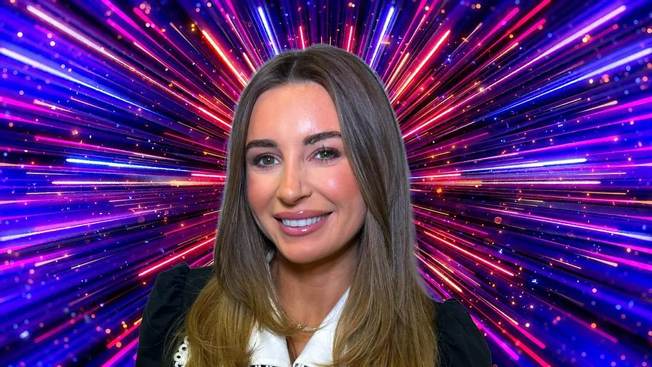 Dani Dyer frente a una colorida explosión de fuegos artificiales
