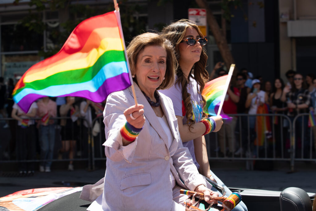 Ancy Pelosi camina por Market Street durante el Desfile del Orgullo Gay de San Francisco el 28 de junio de 2026 en San Francisco, California. (Foto de Miikka Skaffari/Getty Images)