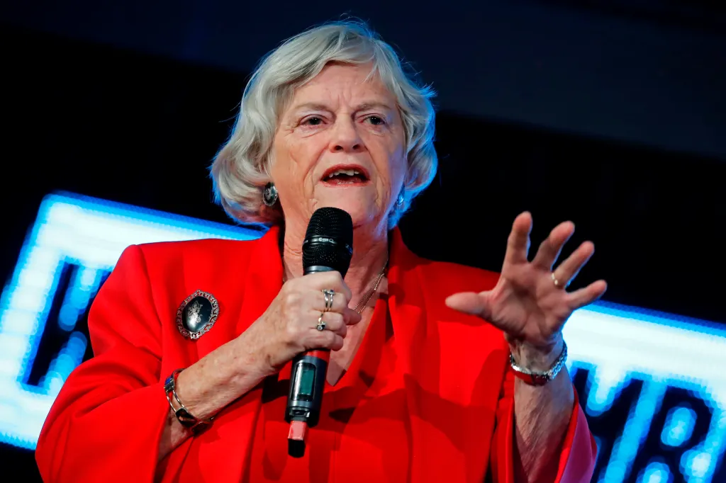 Ann Widdecombe pronuncia un discurso vestida de rojo
