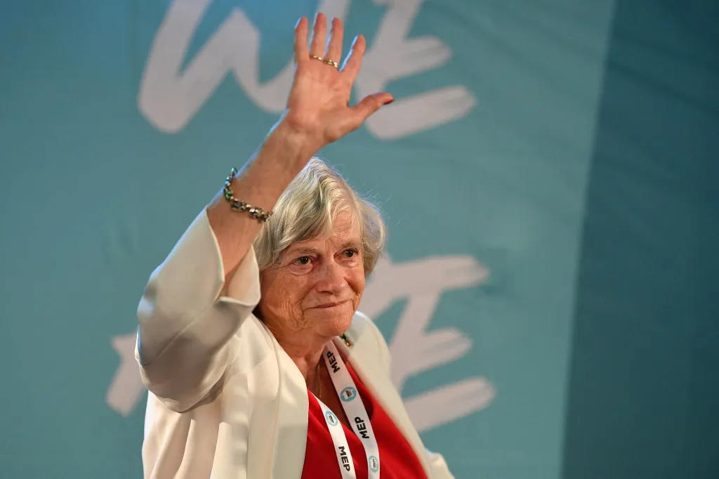 Ann Widdecombe, levantando la mano mientras se va después de asistir a un evento del Partido Brexit