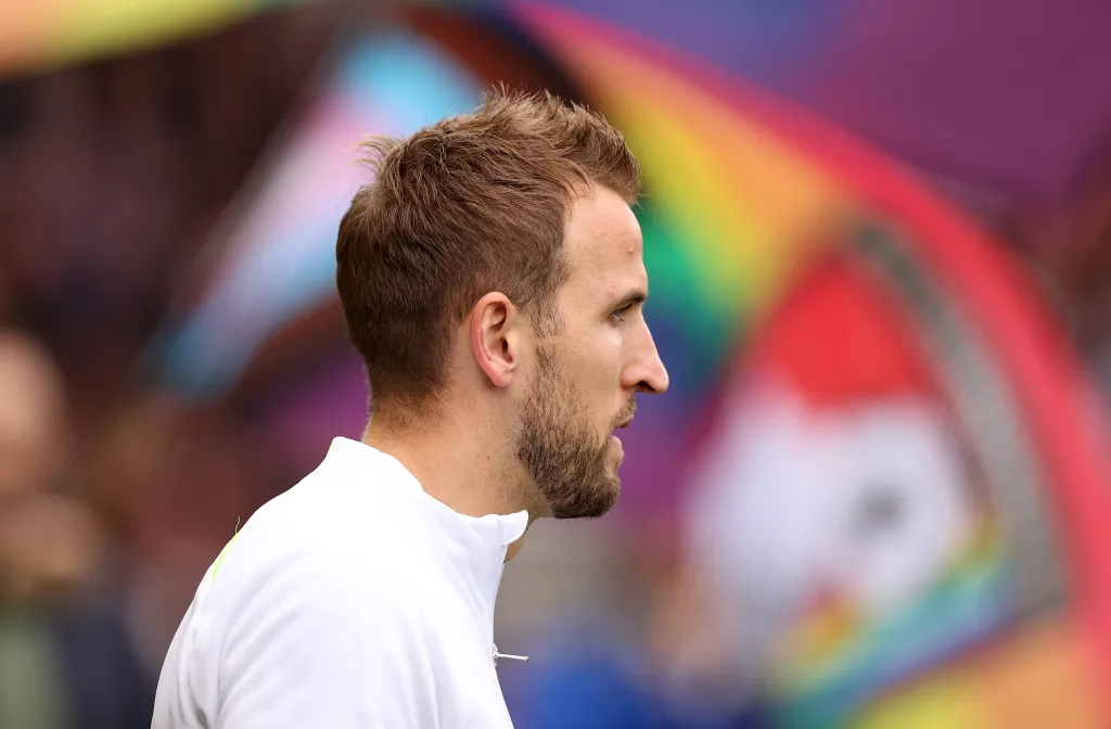 Harry Kane con una bandera borrosa del Orgullo del Progreso detrás de él