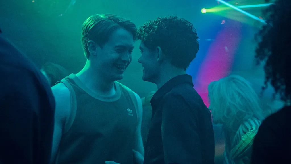 Imagen de Heartstopper: Kit Connor y Joe Locke en el set de un club
