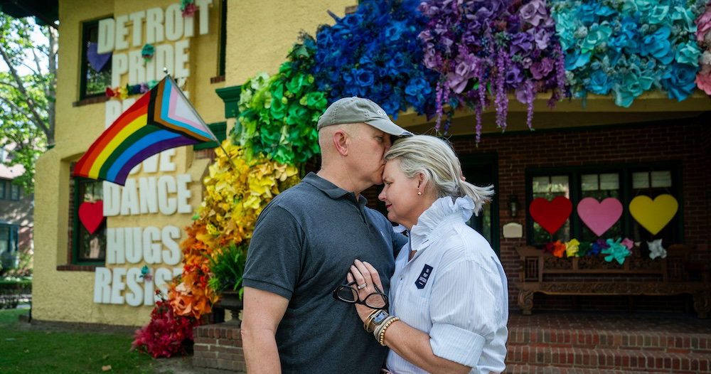 La enorme exhibición del Orgullo de una pareja heterosexual recibe la visita sorpresa del gobernador pro-LGBTQ+