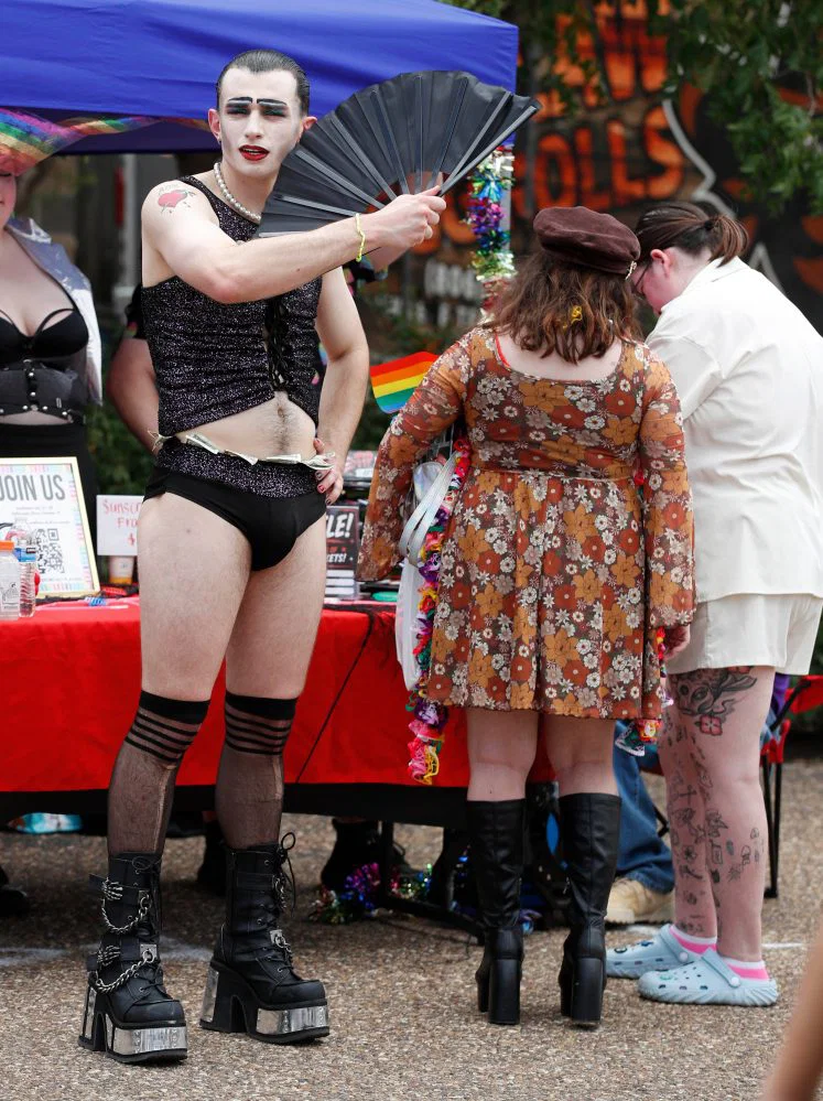 Caleb Cartwright, vestido como el personaje del Dr. Frank N. Furter de Rocky Horror Picture Show. El festival LubbockPRIDE se llevó a cabo el sábado para que la comunidad LGBTQ+ fomente un sentido de comunidad.