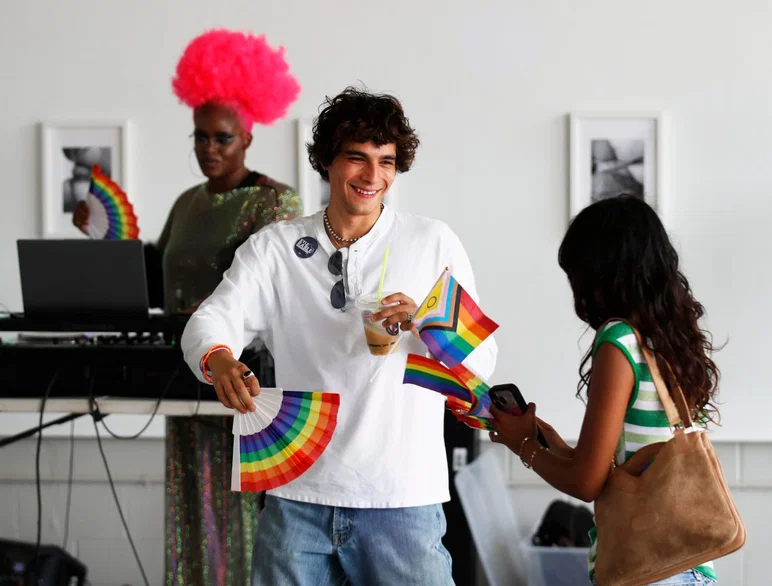Adam Ramirez y Anika Arya bailan en la cabina de Frances “DJ Mac” Oduwole. El sábado se celebró el festival LubbockPRIDE para que la comunidad LGBTQ+ fomente un sentido de comunidad.