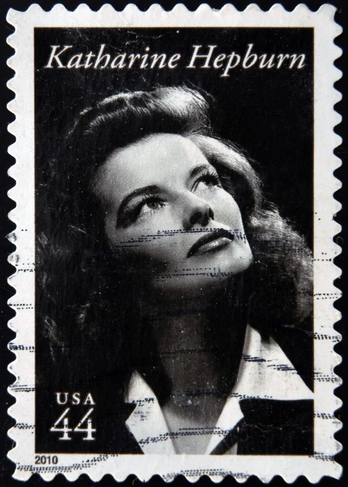 ESTADOS UNIDOS DE AMÉRICA - CIRCA 2010: Un sello impreso en EE.UU. muestra Katharine Hepburn, alrededor de 2010