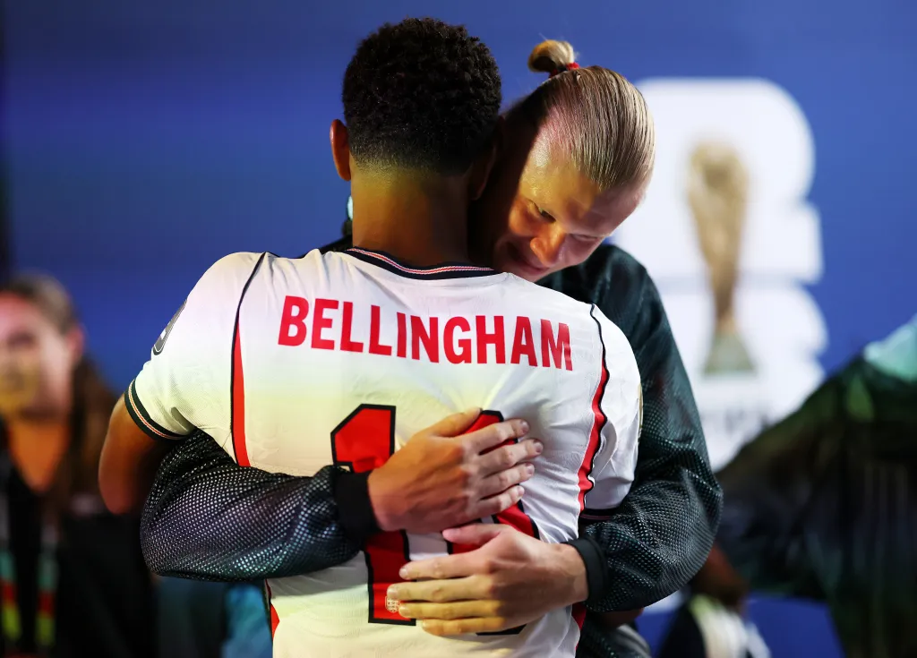 Jude Bellingham #10 de Inglaterra y Erling Haaland #9 de Noruega se abrazan en el túnel antes del partido de cuartos de final de la Copa Mundial de la FIFA 2026