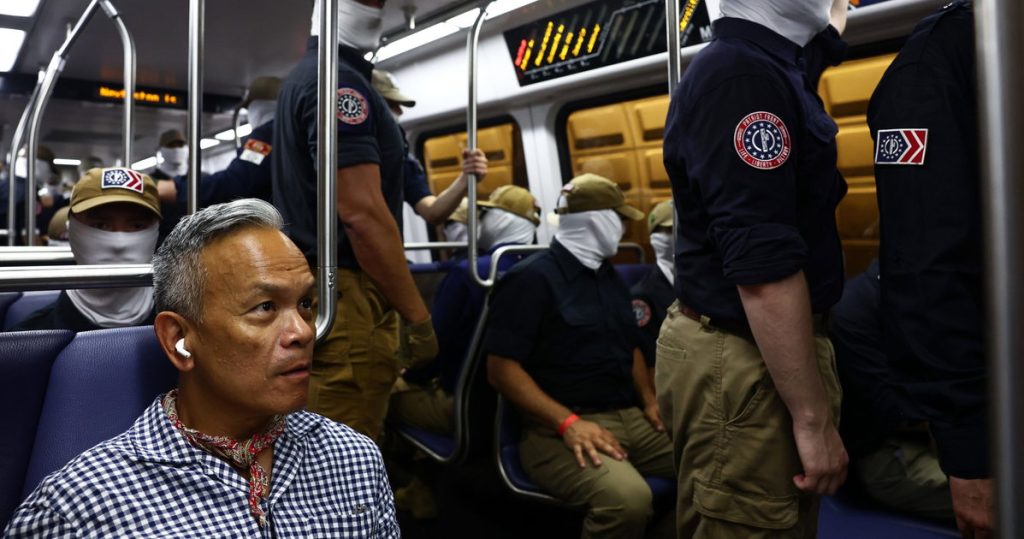 “Aterrado”: ​​un hombre asiático gay rodeado de supremacistas blancos en un tren habla en una imagen viral