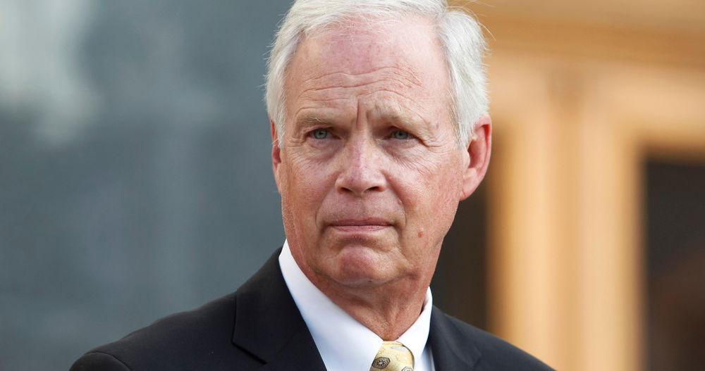 El senador republicano dice que la foto del hospital Mitch McConnell podría ser falsa y luego la retira