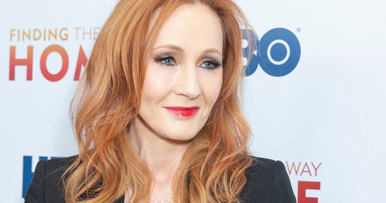 JK Rowling publica una imagen debajo de la falda de una mujer trans mientras ruega debatir sobre ella