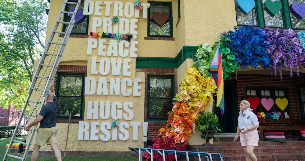 La increíble exhibición del Orgullo de una pareja heterosexual atrae el amor y los elogios de un gobernador