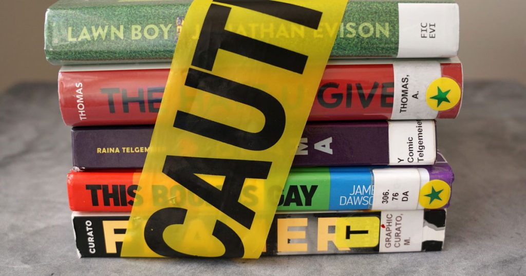 La junta de la biblioteca reubica más de 100 libros sin revisión después del consejo de un grupo de odio anti-LGBTQ+