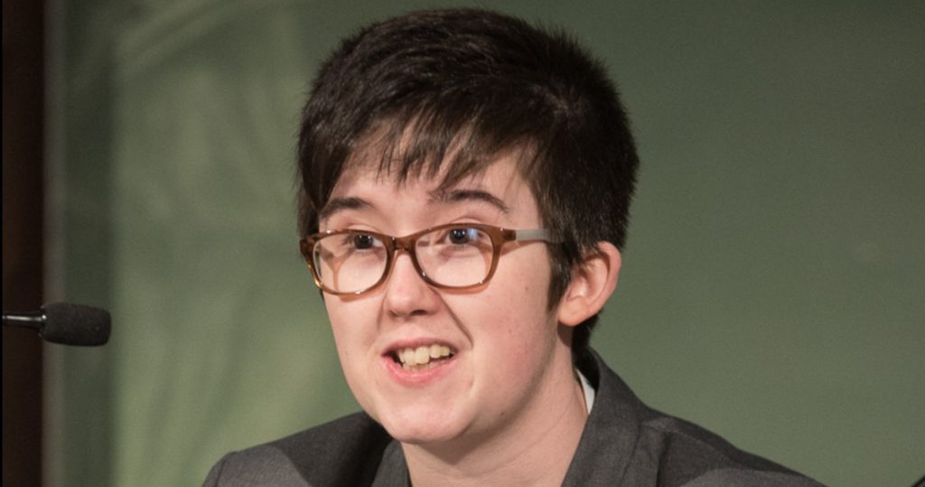 La periodista queer Lyra McKee fue asesinada a tiros mientras cubría un motín. 3 sospechosos acaban de ser absueltos.