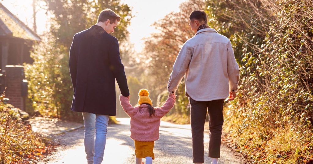 Las familias LGBTQ+ necesitan espacios seguros donde puedan respirar. Si no puede encontrar uno, cree uno.