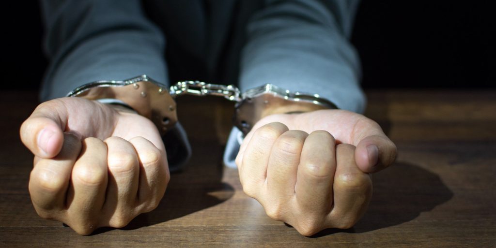 Líder de la comunidad LGBTQ+ de Florida arrestado por supuestamente usar tarjeta de empresa para Uber y cortes de pelo