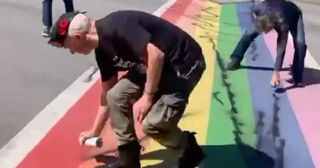 Líder político de extrema derecha desfigura un paso de peatones arcoíris en un video viral