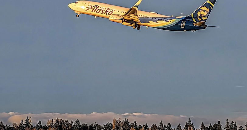 Los jueces de Trump permiten que los cristianos demanden a Alaska Airlines por despedirlos por declaraciones anti-LGBTQ+