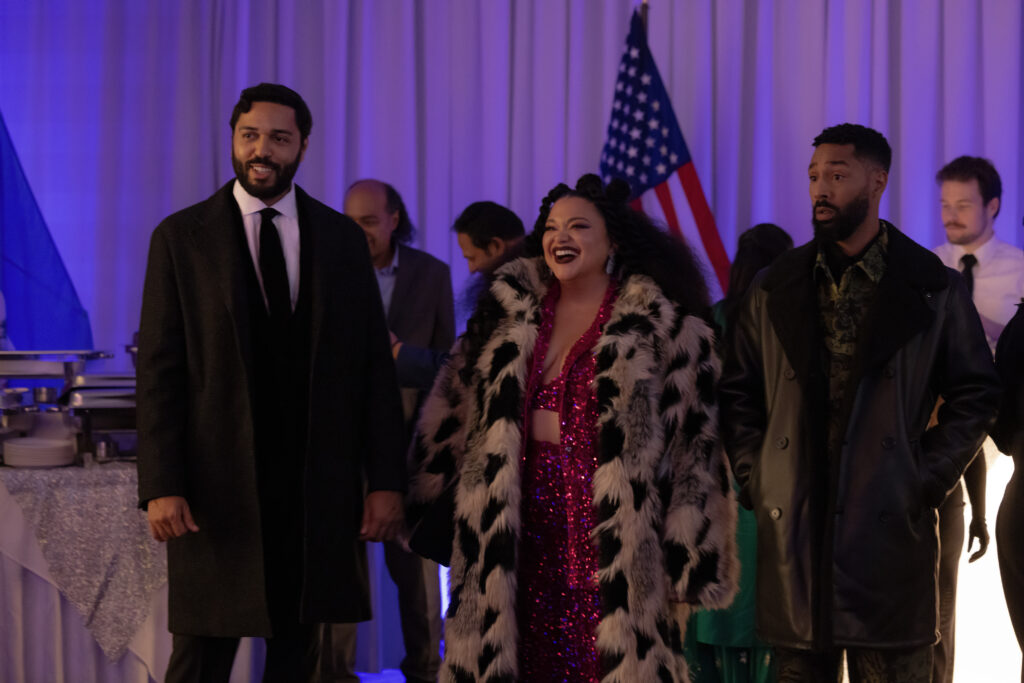 Supervivencia del más grueso T3. (De izquierda a derecha) Marouane Zotti como Luca, Michelle Buteau como Mavis Beaumont y Tone Bell como Khalil en el episodio 302 de Survival of the Thickest T3. Cr. JOCELYN PRESCOD/Netflix © 2025