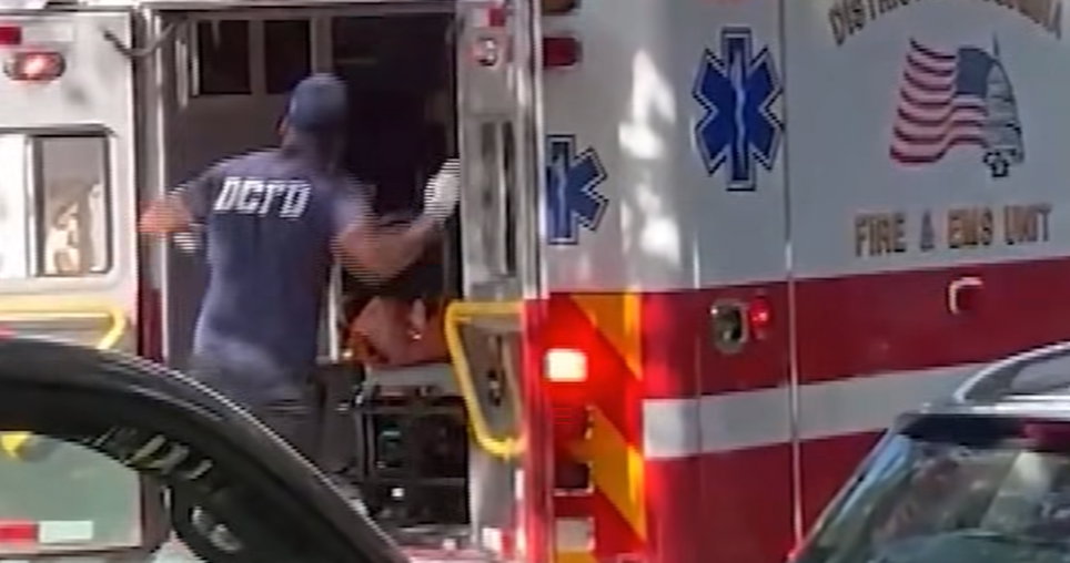 Mitch McConnell fue llevado a una ambulancia en camilla el mes pasado y no se ha sabido nada de él desde entonces.