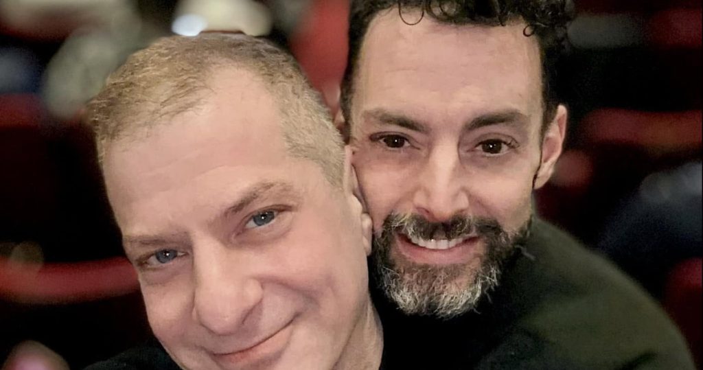 Muere con pocos días de diferencia una pareja gay que regaló 180.000 mochilas a indigentes