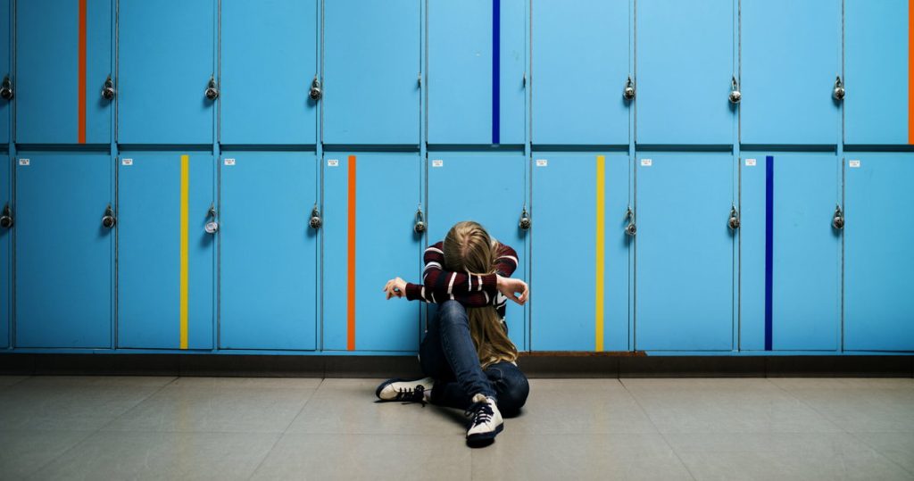 Padres religiosos demandan al distrito escolar por respetar la identidad de género de sus hijos