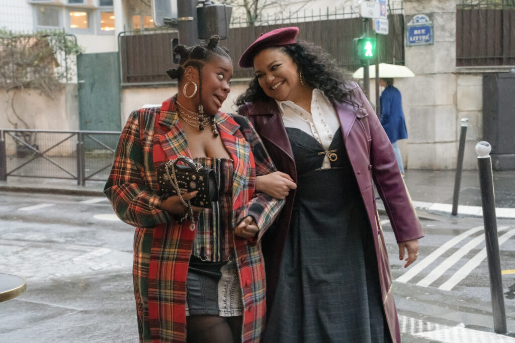 Supervivencia del más grueso T3. (De izquierda a derecha) Alecsys Proctor-Turner como Nala y Michelle Buteau como Mavis Beaumont en el episodio 304 de Survival of the Thickest T3. Cr. Vanessa Clifton/Netflix © 2025