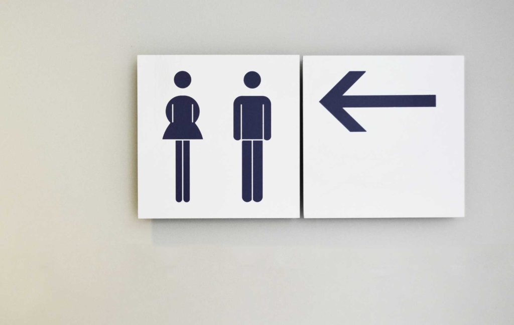Se ordena a las escuelas inglesas que prohíban a los alumnos trans el acceso a baños diferenciados por sexos según nuevas directrices