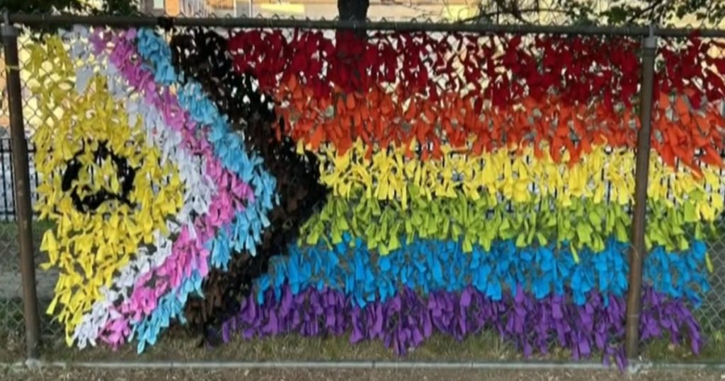 Se prendió fuego a una exhibición del Orgullo creada por niños pequeños. La comunidad está contraatacando con toda su fuerza.