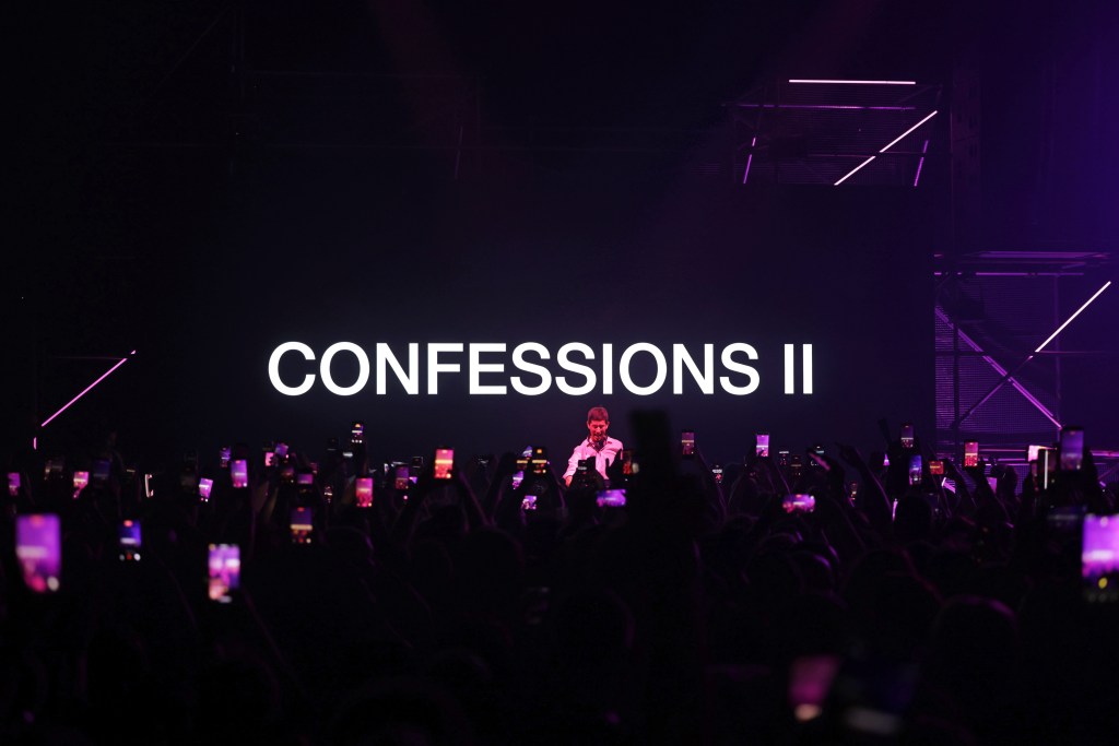 Todo lo que necesitas saber sobre Madonna's Confessions II La Reina del Pop está de regreso con Confessions II, el primer álbum de Madonna en 7 años, ¡y está en la pista de baile! El decimoquinto álbum de estudio del cantautor y productor de “Vogue”, de 67 años, está repleto de temas dance y melodías pop que seguramente serán la banda sonora del resto de nuestro verano. Aquí encontrará todo lo que necesita saber sobre Madonna's Confessions II... ¿Es Madonna's Confessions II una secuela? Sí, Madonna's Confessions II, también conocida como Confessions on a Dance Floor: Part II, es una secuela de su álbum de 2005, Confessions on a Dance Floor. El álbum es una continuación de la exploración sonora de Madonna de la música dance y electrónica. Esta vez ha comentado que se inspiró en el clima sociopolítico del mundo. Para distraerse, se propuso hacer música alegre para ella y sus fans. Para el álbum, se reunió con el coguionista y coproductor del álbum original, Stuart Price. También trabajó con Martin Garrix, Cirkut y Andrew Watt. ¿Quién aparece en Madonna's Confessions II? En el álbum, Madonna presenta varios invitados musicales, desde estrellas del pop hasta familiares. La princesa del pop Sabrina Carpenter aparece en la cuarta canción del álbum, “Bring Your Love”. La pareja estrenó la pista en Coachella en abril. La cantante colombiana Feid aparece en el sexto tema, “Read My Lips”. El rapero belga Stromae está en “My Sings Are My Savior (con Stromae)”. Además, la hija mayor de Madonna, Lola Leon, aparece en la penúltima canción del álbum, “The Test”. Aunque se rumoreaba mucho, resulta que el dúo aliado Kylie-Madonna no apareció en Confessions II. ¿Qué dicen los críticos sobre Confesiones de Madonna II? Tras su lanzamiento, el álbum Confessions II de Madonna ha recibido grandes elogios por parte de los críticos musicales. NME calificó el álbum como el