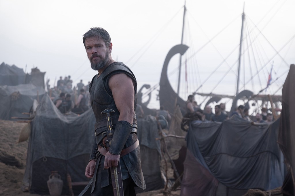 La Odisea todavía: Matt Damon alejándose de un barco
