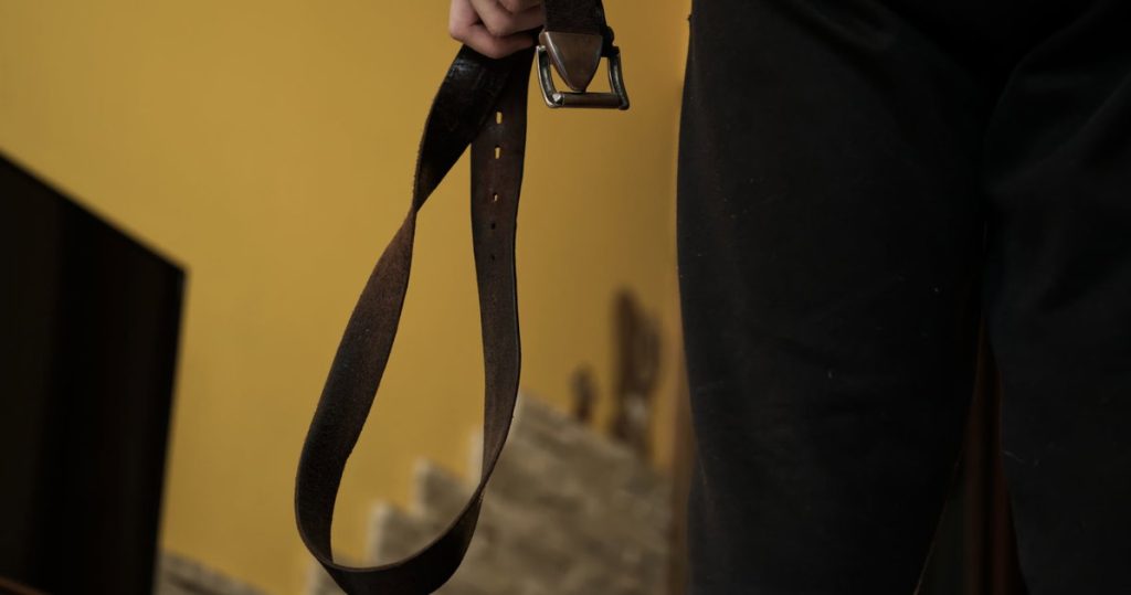 Un hombre golpeó a un niño de 12 años mientras gritaba insultos contra los homosexuales en un presunto crimen de odio