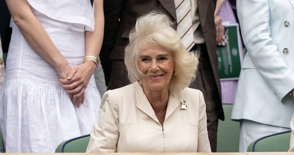 “Un silbato real transfóbico para perros”: la gente se enfurece porque la reina Camilla posa felizmente con JK Rowling