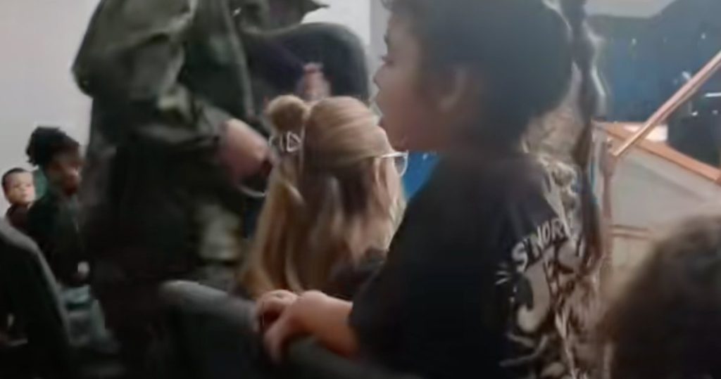 Un video impactante muestra un simulacro de ejecución con rifle en una iglesia frente a niños. El pastor le echa la culpa a Satanás.