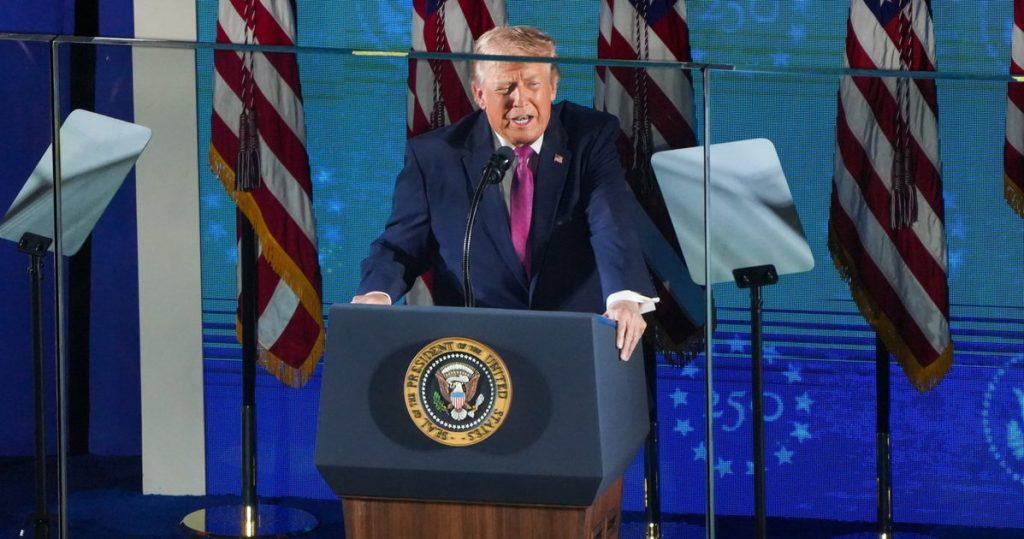 ¿“Un Dios todopoderoso”? Trump destroza la Declaración de Independencia en un extraño discurso del 4 de julio